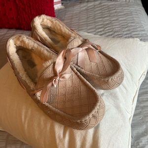 Women’s Ugg slippers brand new without tags. Size 12